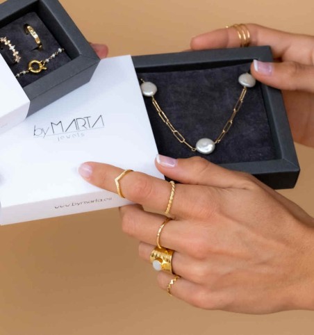 -Necklace made of gold-plated 925 sterling silver.