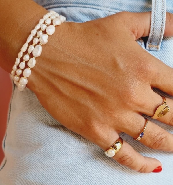 Pulsera de plata de ley con perlas naturales, bañada en oro.